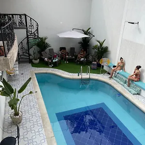 https://the-view-hostel-lounge.cali-hotels.com
